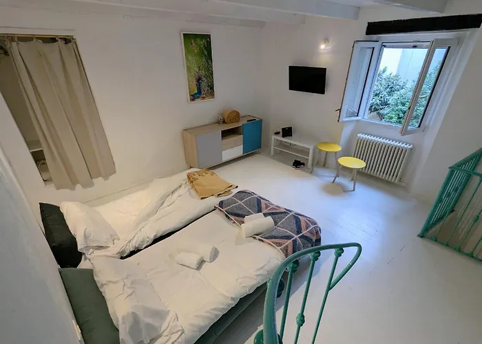 Semesterbostad Casa Colore Intera Casa Nel Borgo Antico *